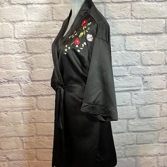 Flora embroidered satin robe - Picture 3 of 7